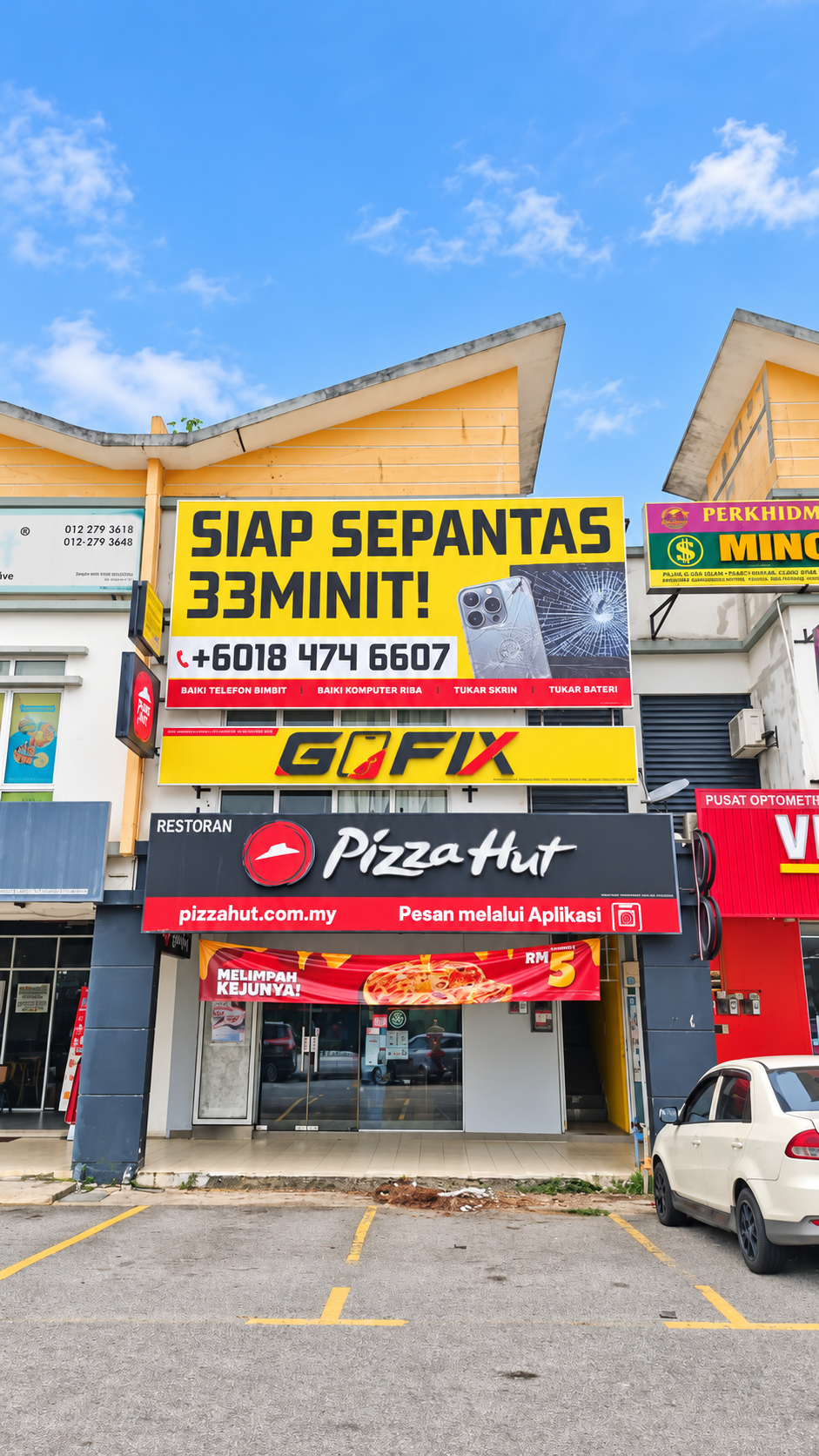 Gambar kedai; pencahayaan diperbaiki dengan bantuan AI.